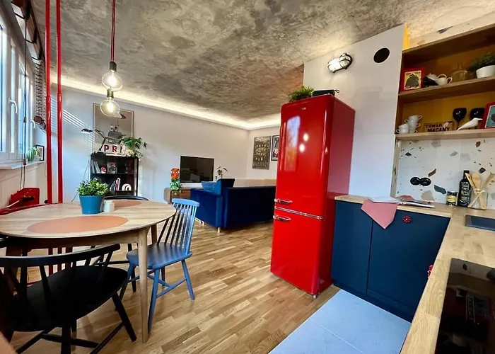 Modern Retro ~ 800m Main Square