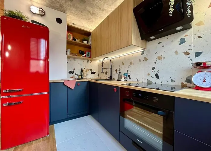 Modern Retro ~ 800m Main Square Apartment *