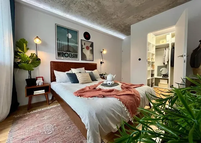 Modern Retro ~ 800m Main Square Apartment