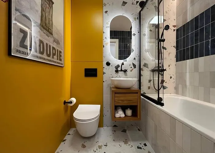 Modern Retro ~ 800m Main Square Apartment *