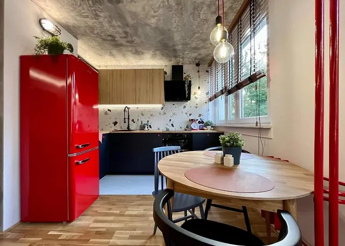 Modern Retro ~ 800m Main Square Apartment *