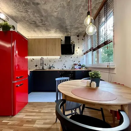 Modern Retro ~ 800m Main Square 公寓 *