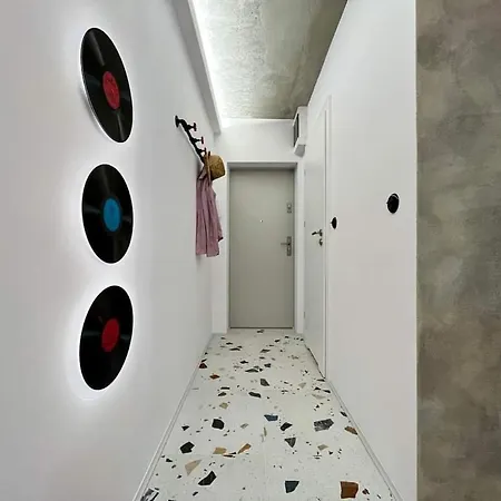 Modern Retro ~ 800m Main Square *