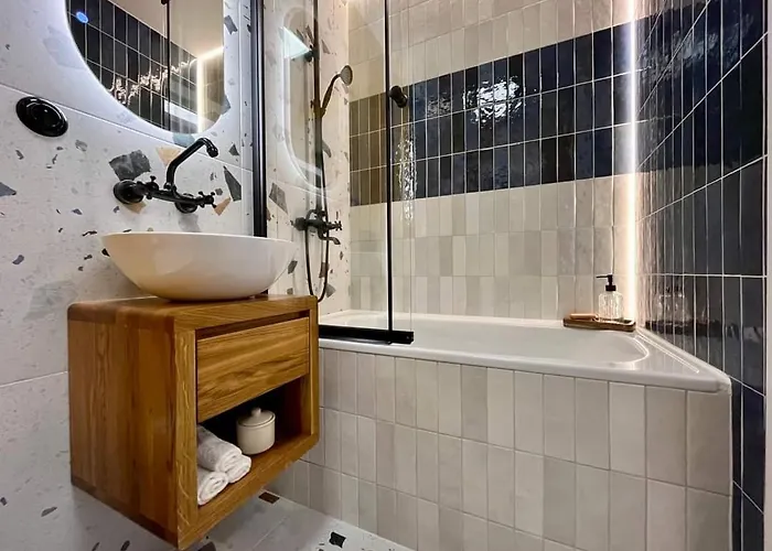 Modern Retro ~ 800m Main Square 公寓 *