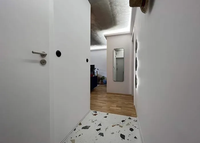 Modern Retro ~ 800m Main Square *