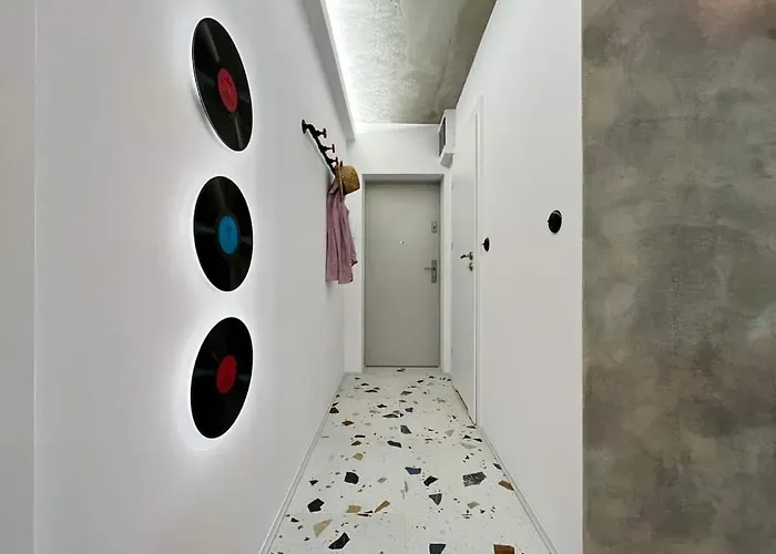 Modern Retro ~ 800m Main Square *